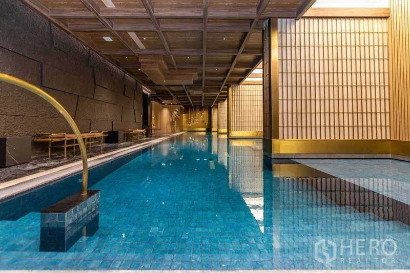 公寓 出租在Watthana, Bangkok - 雅致室内泳池，木质天花与池畔座椅