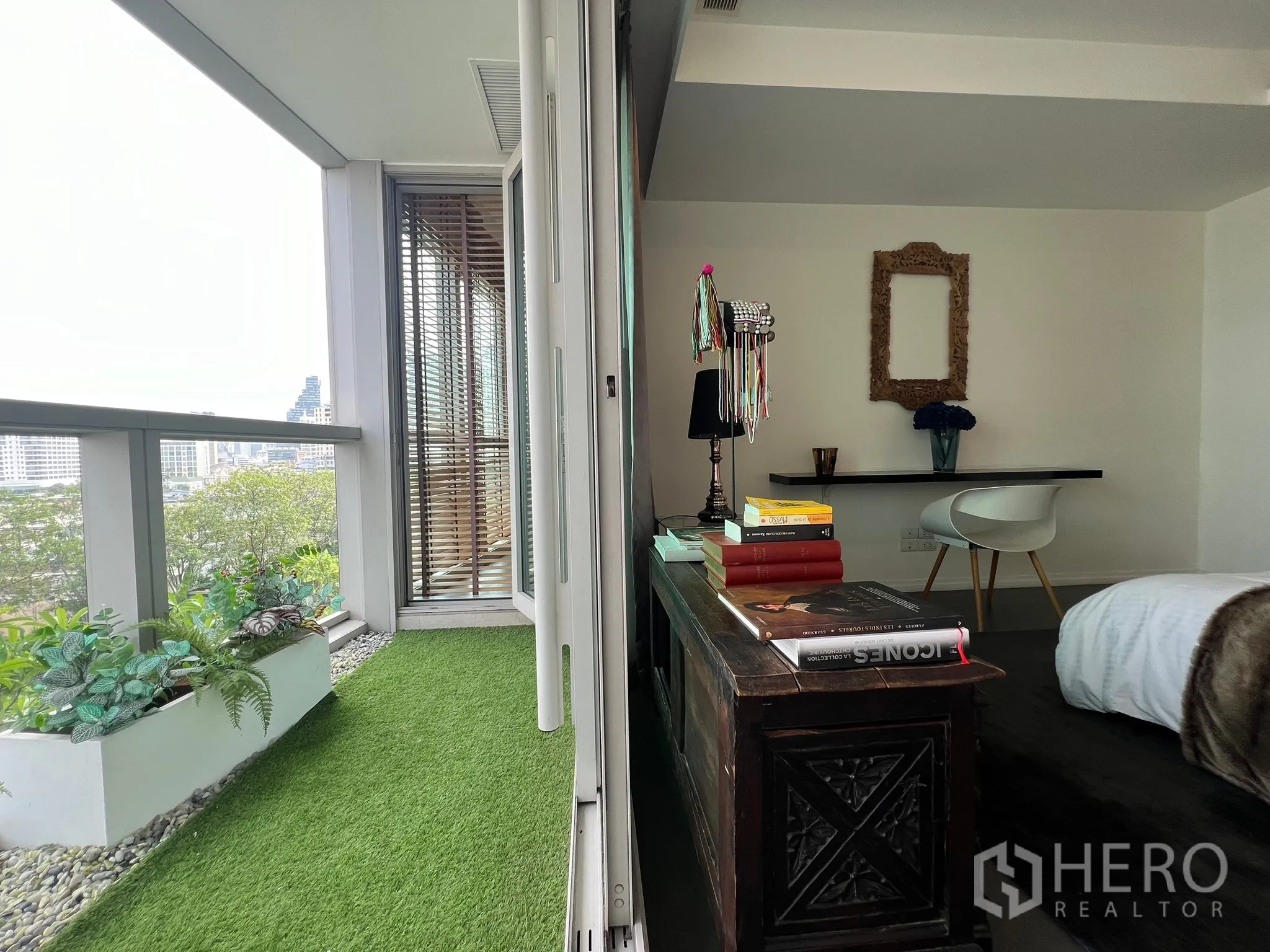 คอนโด ขายในKhlong San, Bangkok - ห้องนอนเปิดสู่ระเบียงปูหญ้าเทียม พร้อมรางปลูกต้นไม้