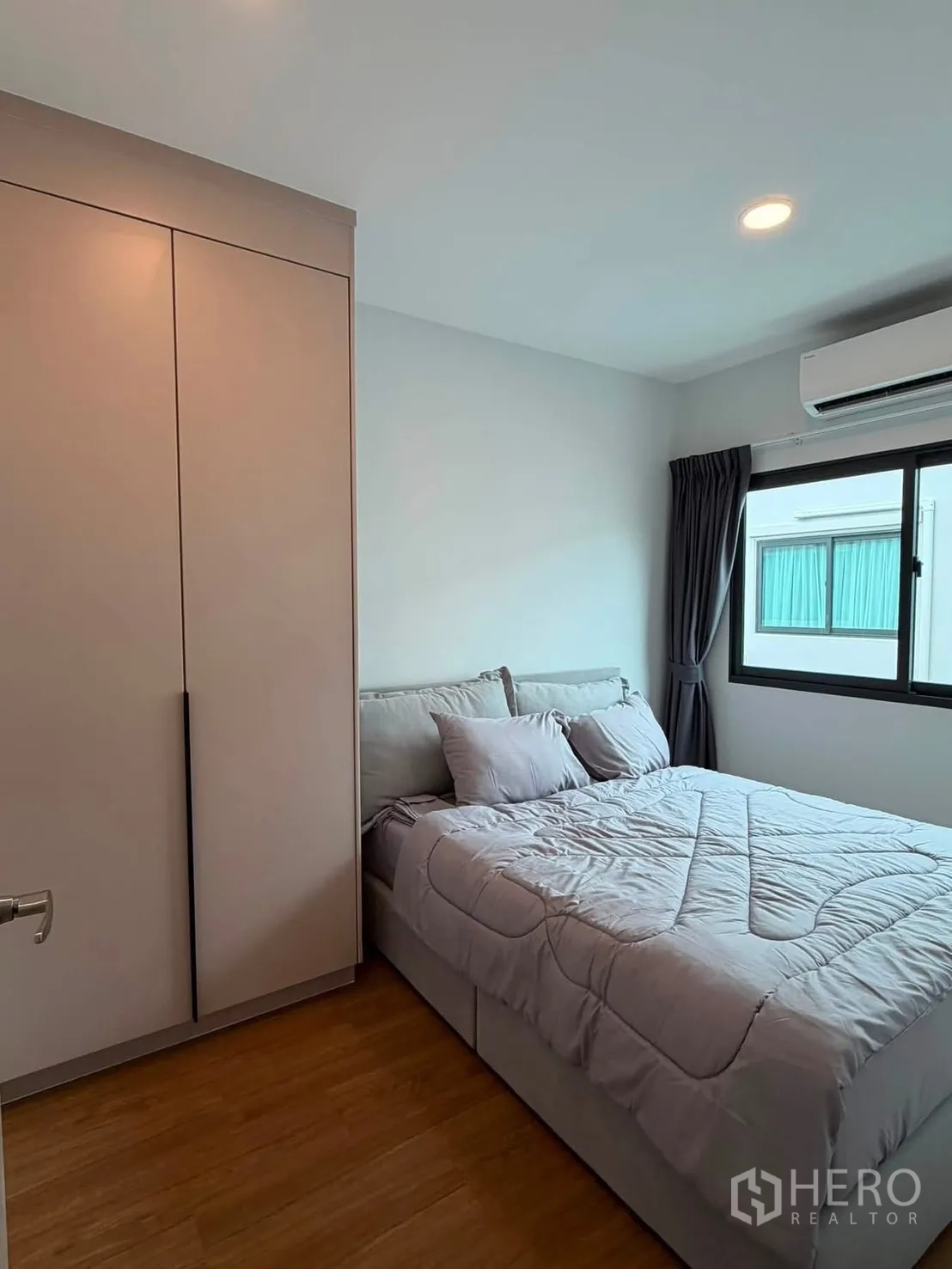 Townhouse for rent in Bang Phli, Samut Prakan - Bright bedroom with double bed, wardrobe, window and air conditioner.