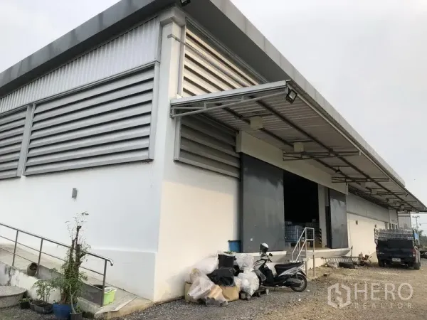 โรงงาน ให้เช่าหรือขายในWang Noi, Phra Nakhon Si Ayutthaya - มุมอาคารแสดงช่องระบายอากาศบานเกล็ด หลังคากันสาด และประตูโรลเลอร์ขนาดใหญ่