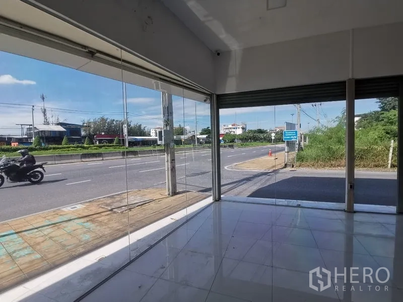 零售空间 出租在Bueng Kum, Bangkok - 玻璃转角店面，眺望双向车道与人行道