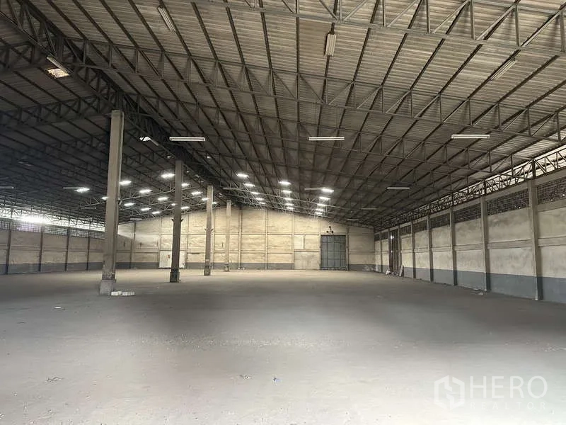 คลังสินค้า ให้เช่าในPak Kret, Nonthaburi - พื้นที่โกดังโล่งกว้าง มีเสาหลายต้น หลังคาเมทัลชีท และประตูโหลดด้านท้าย