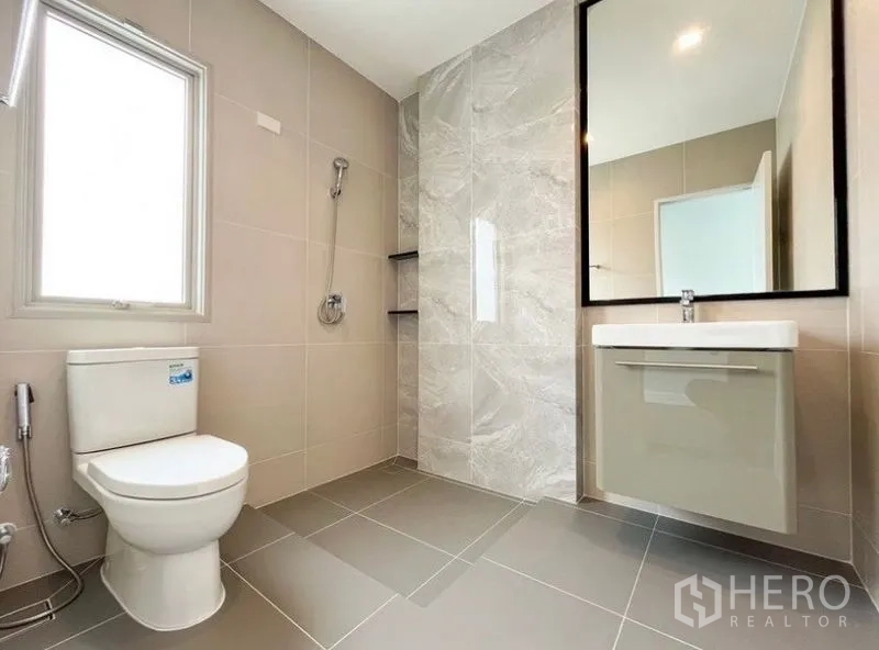 独立式住宅 出租 - 现代卫浴，步入式淋浴区与大镜面瓷砖墙。