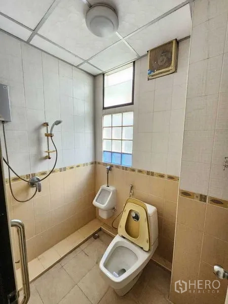 店屋 出租在Bang Rak, Bangkok - 带淋浴、坐厕、小便池和高窗通风的卫生间
