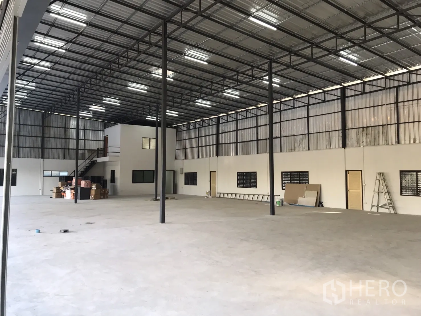 คลังสินค้า ให้เช่าในLam Luk Ka, Pathum Thani - พื้นที่เก็บของแบบเปิดเสาพื้นที่เหล็กสว่างด้วยแผ่นโปร่งแสงและผนังกั้นสีขาว