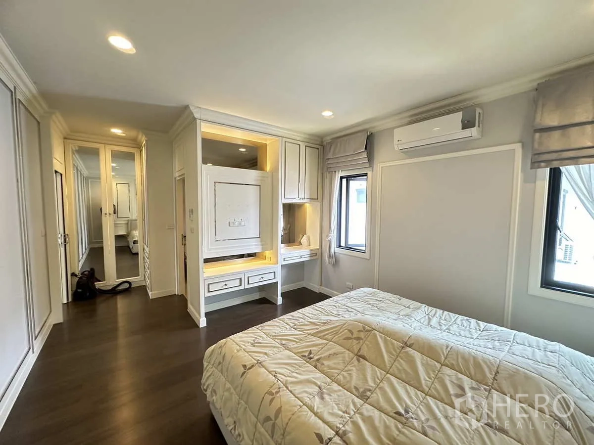 บ้าน ให้เช่าหรือขายในLam Luk Ka, Pathum Thani - ห้องนอนอบอุ่นพร้อมโต๊ะทำงาน ตู้บิ้วอิน และเครื่องปรับอากาศ