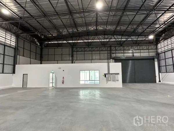 โรงงาน ให้เช่าในBang Sao Thong, Samut Prakan - ภายในโกดังโปร่งสูง โครงหลังคาเหล็ก พื้นคอนกรีตขัดมัน และประตูม้วน