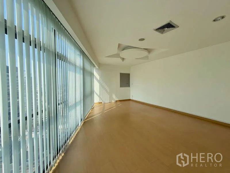 办公空间 出租在Chatuchak, Bangkok - 高管房，落地窗、垂直百叶与造型天花。