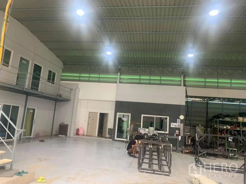货栈 出售在Lam Luk Ka, Pathum Thani - 仓库内部高挑空间，夹层办公室与明亮LED照明。