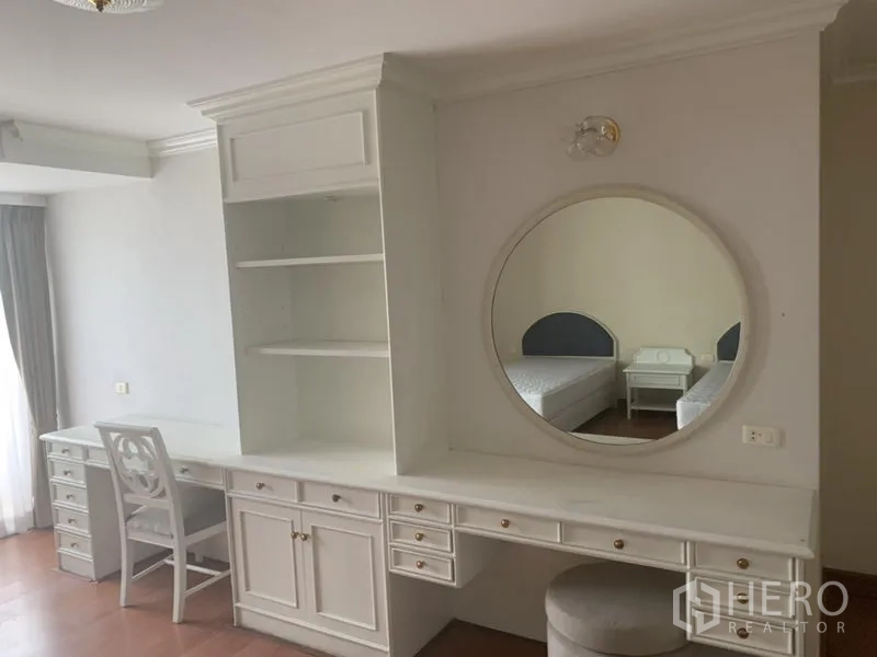 คอนโด ให้เช่าในWatthana, Bangkok - มุมแต่งตัวบิลต์อินพร้อมโต๊ะเครื่องแป้ง กระจกทรงกลม และชั้นวางของ