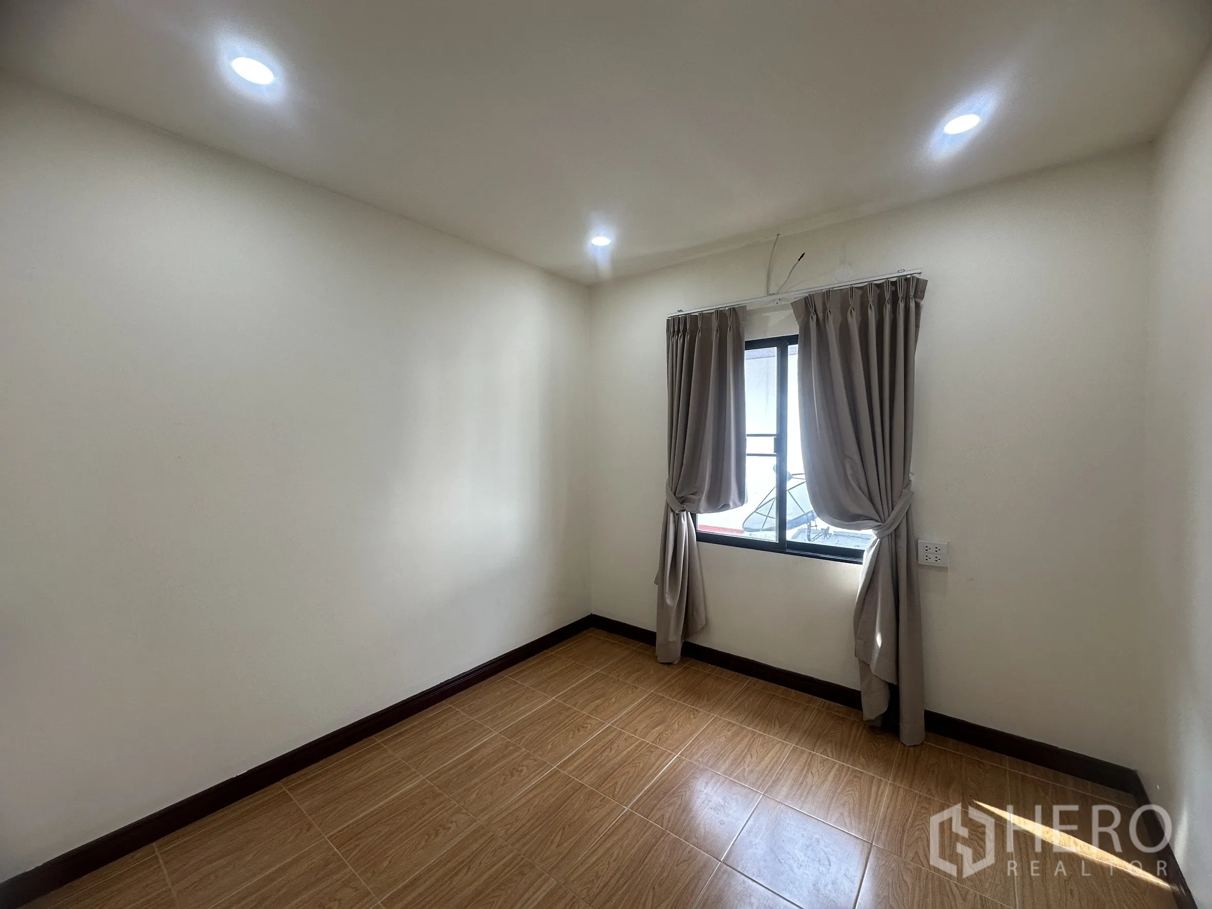 联排别墅 for sale in Lam Luk Ka, Pathum Thani - 另一间卧室，设两扇带窗帘的窗与瓷砖地。
