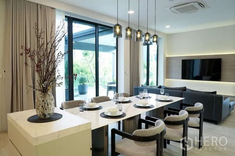 Detached House for rent in Saphan Sung, Bangkok - Dining room opening to a terrace through large sliding doors, adjoining the lounge.