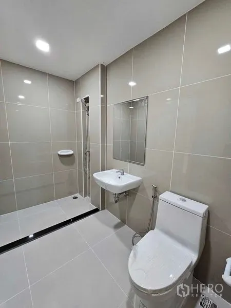 联排别墅 出租在Bang Kapi, Bangkok - 现代卫浴，步入式淋浴区、洗手盆与座便器，墙地砖统一。