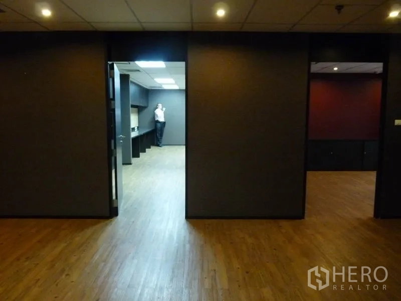 สำนักงาน ขายในWatthana, Bangkok - โถงกลางสำนักงาน เชื่อมทางเข้าห้องแพนทรีและห้องทำงาน พร้อมเคาน์เตอร์บิวท์อิน