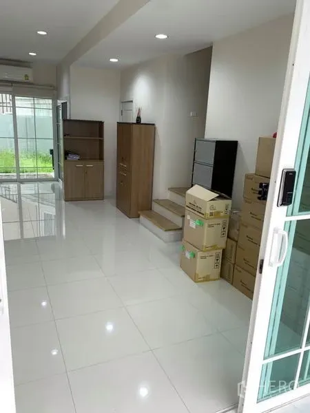 带办公室的家 出租或出售在Bang Na, Bangkok - 一层明亮的办公区，白色亮面地砖与短楼梯。