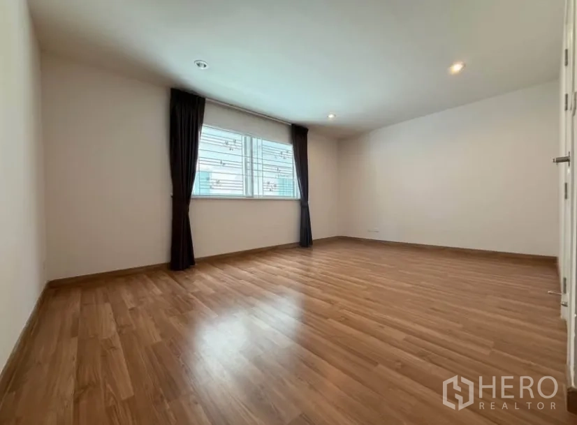 ทาวน์เฮาส์ ให้เช่าในSuan Luang, Bangkok - ห้องนอนรับแสงธรรมชาติ หน้าต่างบานกว้าง ม่านทึบ พื้นไม้