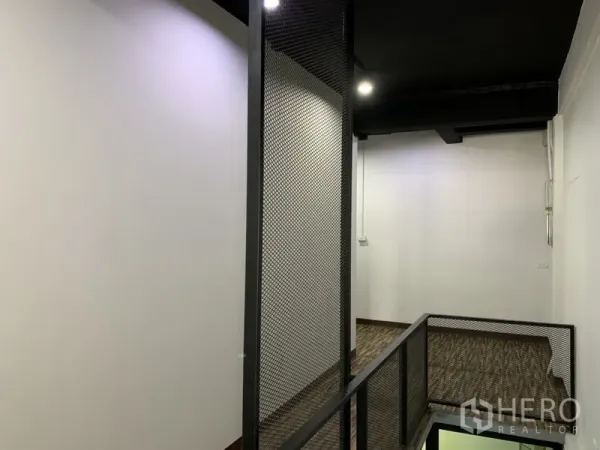 อาคารพาณิชย์ ให้เช่าในWatthana, Bangkok - พื้นที่ชั้นบนพร้อมราวกั้นตาข่ายสีดำและไฟดาวน์ไลท์