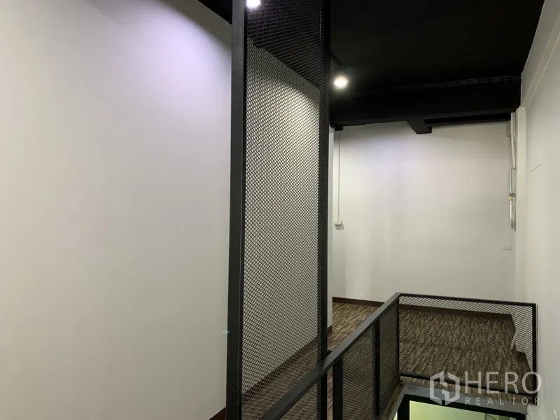 อาคารพาณิชย์ ให้เช่าในWatthana, Bangkok - พื้นที่ชั้นบนพร้อมราวกั้นตาข่ายสีดำและไฟดาวน์ไลท์