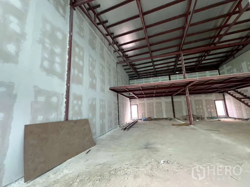 零售空间 出租在Khlong Toei, Bangkok - 毛坯内部，高挑层空间与钢结构夹层。