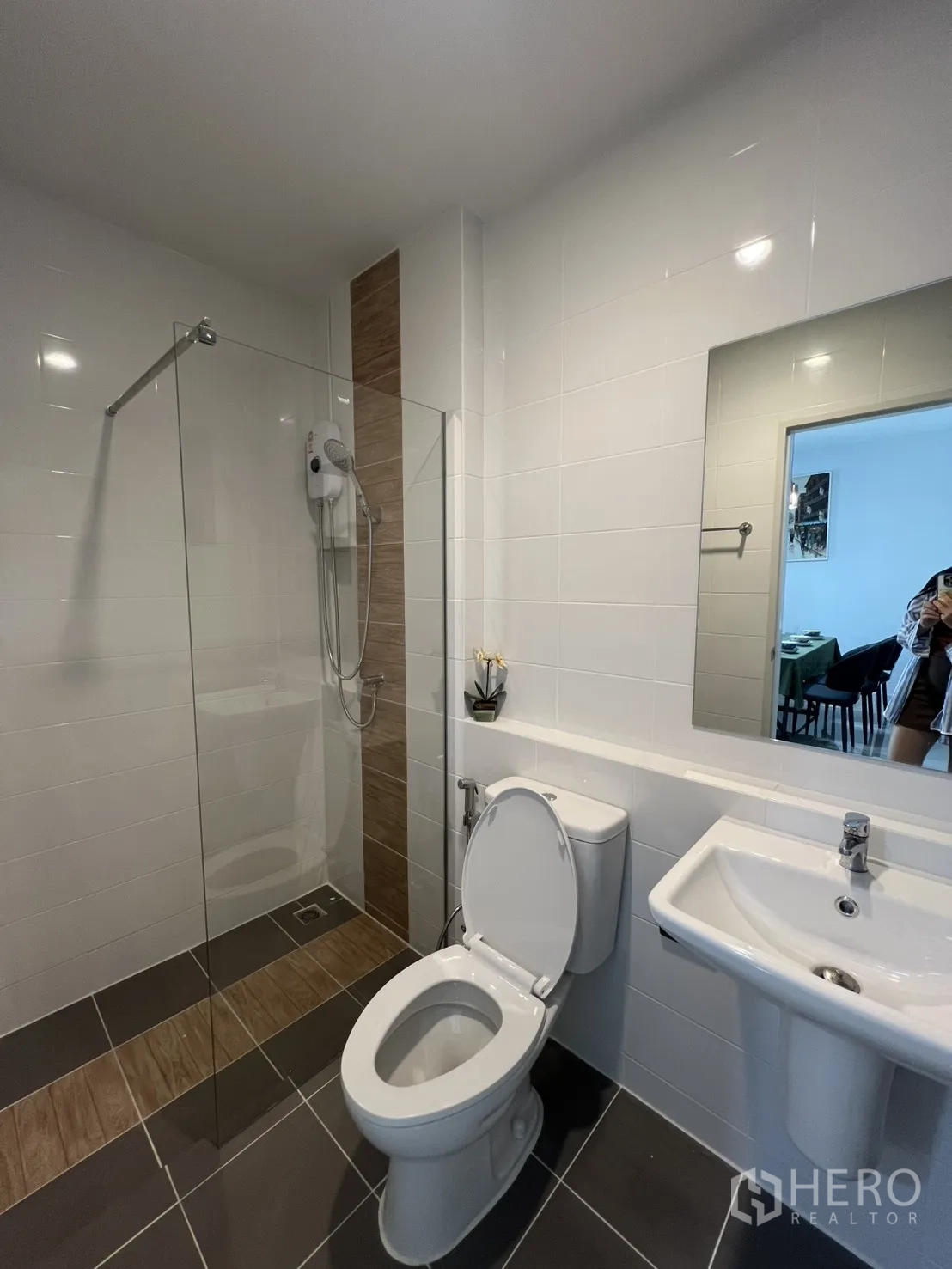 Townhouse for rent in Bang Phli, Samut Prakan - Modern bathroom with glass shower screen, toilet and basin.