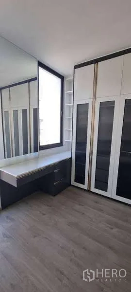 บ้าน ให้เช่าในLat Krabang, Bangkok - ห้องแต่งตัวพร้อมกระจกบานใหญ่ โต๊ะเครื่องแป้ง และตู้เสื้อผ้าบิวท์อิน