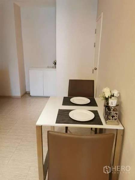 คอนโด ให้เช่าหรือขายในWatthana, Bangkok - มุมรับประทานอาหารสองที่นั่ง ผนังเรียบ พื้นกระเบื้อง