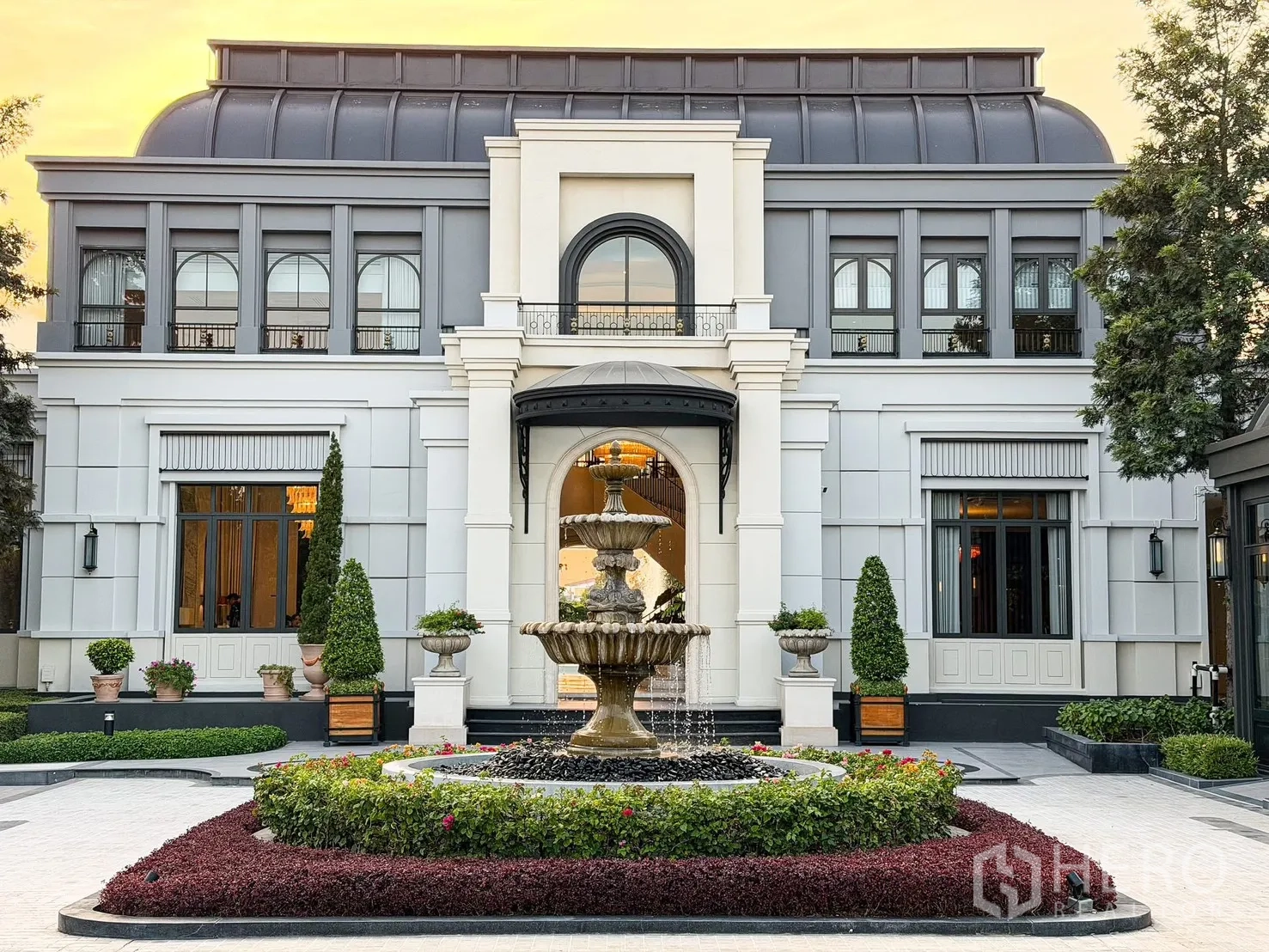 บ้านเดี่ยว for rent in Bang Khen, Bangkok - ทางเข้าคลับเฮาส์หรู น้ำพุกลางสวน ตกแต่งสไตล์คลาสสิก.