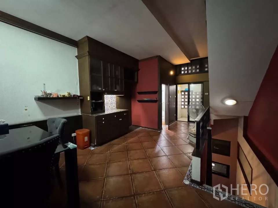 店屋 出租在Bang Rak, Bangkok - 温馨的用餐与茶水间，赤陶地砖、深色木柜及楼梯。