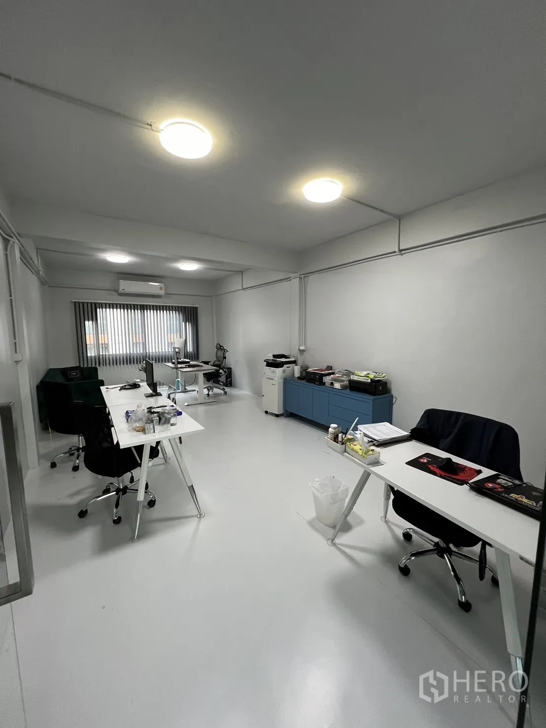 อาคารพาณิชย์ ให้เช่าหรือขายในWatthana, Bangkok - พื้นที่สำนักงานสว่าง โต๊ะหลายชุด ตู้เก็บของ และมู่ลี่หน้าต่าง
