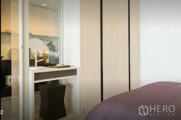 คอนโด ให้เช่าในPhaya Thai, Bangkok - ห้องนอนที่สองมีตู้เสื้อผ้าบิวท์อิน ประตูกระจกบานเลื่อน และโต๊ะเครื่องแป้งขนาดกะทัดรัด