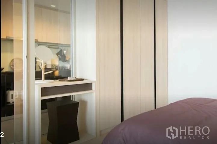 คอนโด ให้เช่าในPhaya Thai, Bangkok - ห้องนอนที่สองมีตู้เสื้อผ้าบิวท์อิน ประตูกระจกบานเลื่อน และโต๊ะเครื่องแป้งขนาดกะทัดรัด