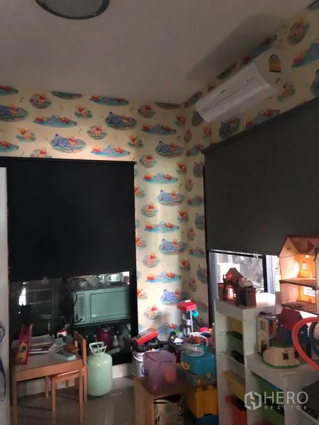 Townhouse for sale in Phasi Charoen, Bangkok - Playroom or study with patterned wallpaper, blinds and air conditioner.