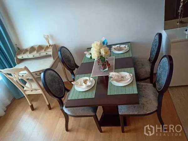 คอนโด ให้เช่าในWatthana, Bangkok - มุมรับประทานอาหารโต๊ะไม้ 4 ที่นั่ง พร้อมโต๊ะเขียนหนังสือริมหน้าต่าง