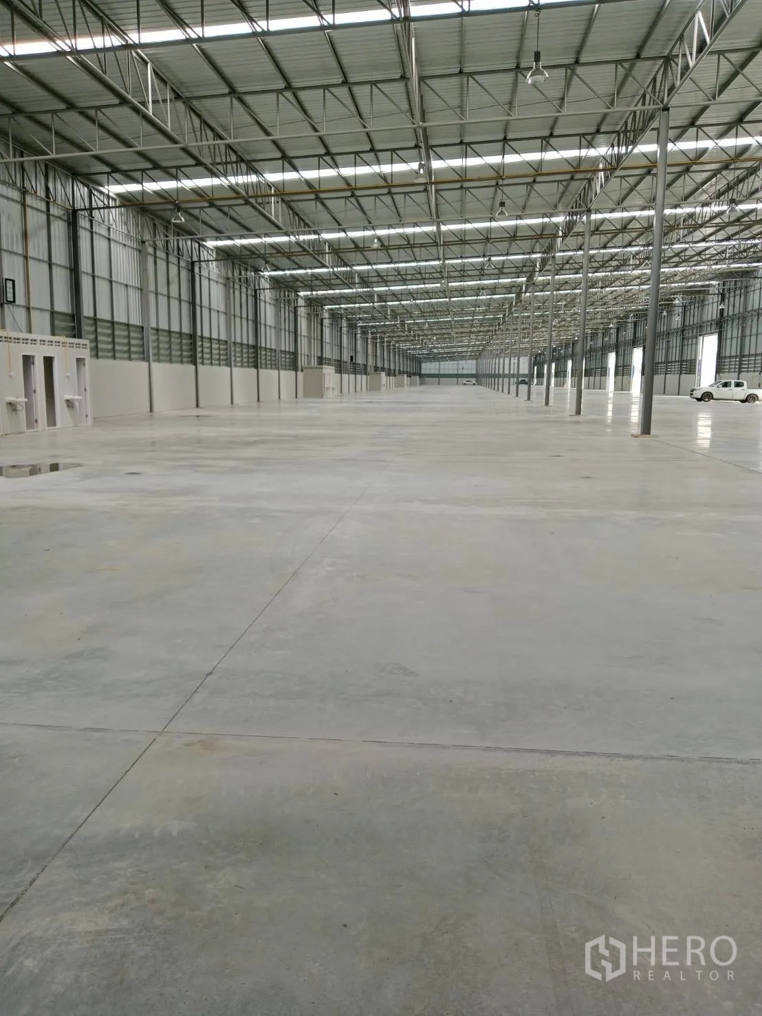 仓库 for rent in Lat Krabang, Bangkok - 仓库内侧设服务间，通道宽阔，装卸区旁可见车辆。