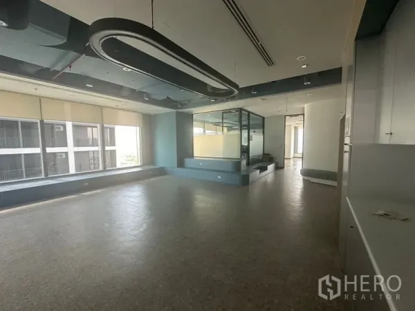 สำนักงาน ให้เช่าในRatchathewi, Bangkok - โซนทำงานรวมกว้าง มีห้องประชุมกระจกและหน้าต่างเต็มบาน