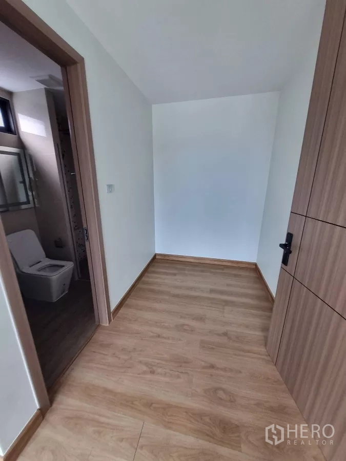 สำนักงานที่บ้าน ให้เช่าในKhlong Toei, Bangkok - โถงเล็กหรือมุมแต่งตัวพื้นไม้ ถัดจากห้องน้ำ