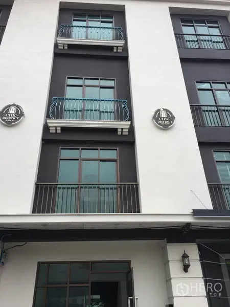 带办公室的家 出租在Wang Thonglang, Bangkok - 多层住办合一建筑外立面，白黑配色，带阳台与大窗