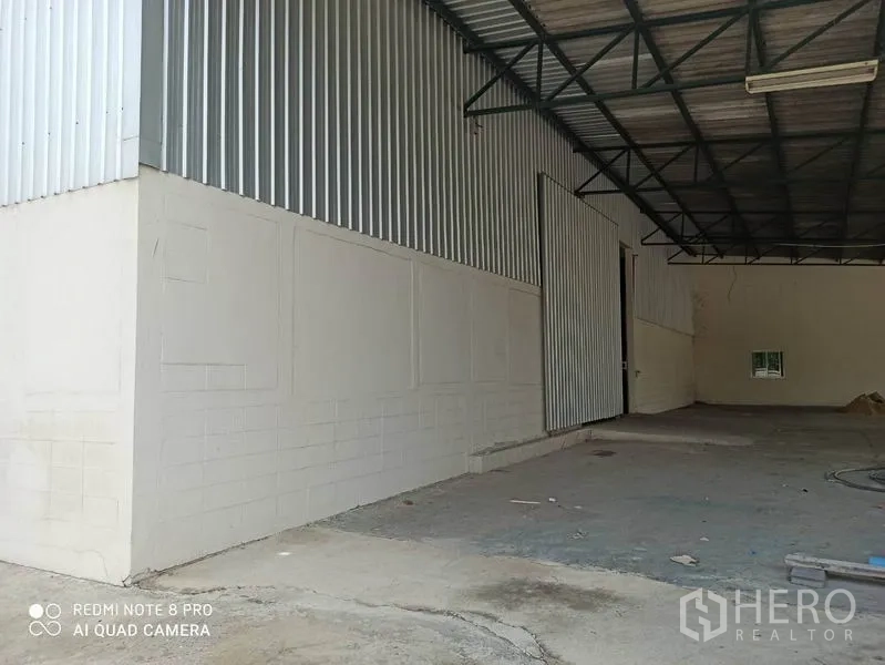 工厂 出租在Min Buri, Bangkok - 侧边装卸区，金属推拉门与半露天顶。