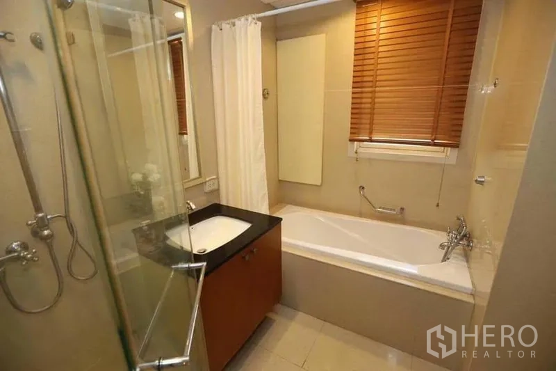 คอนโด ให้เช่าในWatthana, Bangkok - ห้องน้ำมีอ่างอาบน้ำ ตู้อาบน้ำกระจก และเคาน์เตอร์อ่างล้างหน้า