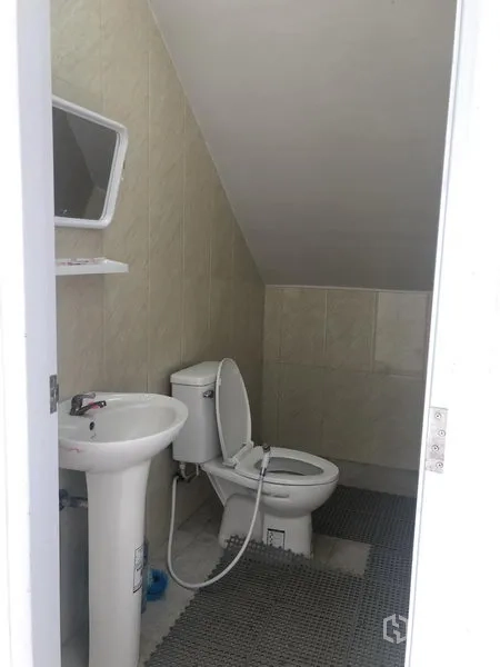 工厂 出租在Sai Noi, Nonthaburi - 干净卫生间，配坐便器、立柱盆和手持喷枪。