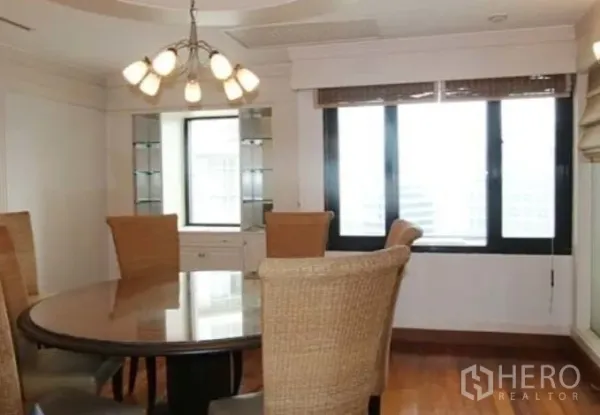 公寓 出租在Sathon, Bangkok - 独立餐厅配圆桌与藤椅，吊灯照明，窗户宽阔视野开阔。