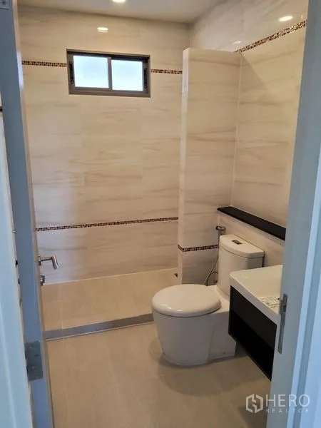 บ้าน ขายในNuea Khlong, Krabi - ห้องน้ำอีกห้อง แยกโซนอาบน้ำพร้อมเคาน์เตอร์อ่างล้างหน้า กระเบื้องโทนกลาง