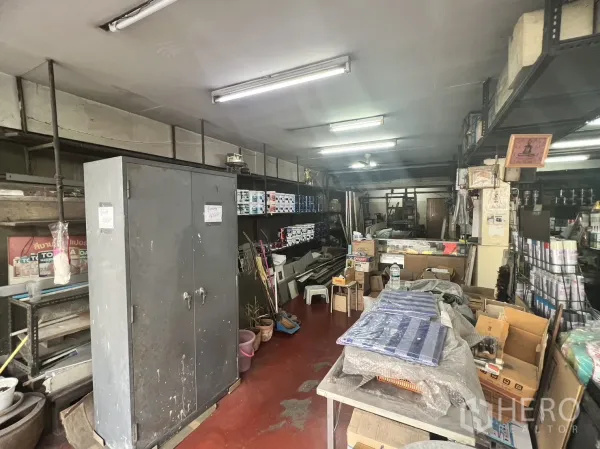 พื้นที่ขายปลีก ให้เช่าในWatthana, Bangkok - พื้นที่หน้าร้านชั้นหนึ่งพร้อมชั้นเหล็ก กระป๋องสี และพื้นที่เก็บของ ไฟหลอดยาวสว่าง