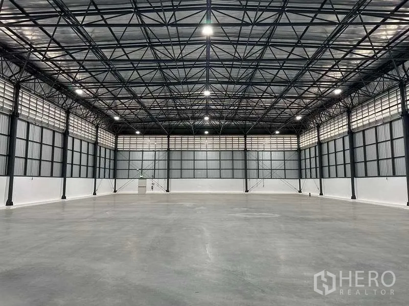 โรงงาน ให้เช่าในBang Sao Thong, Samut Prakan - ฮอลล์โกดังไร้เสากลาง หลังคามีฉนวน และช่องลมด้านข้างเพื่อระบายอากาศ