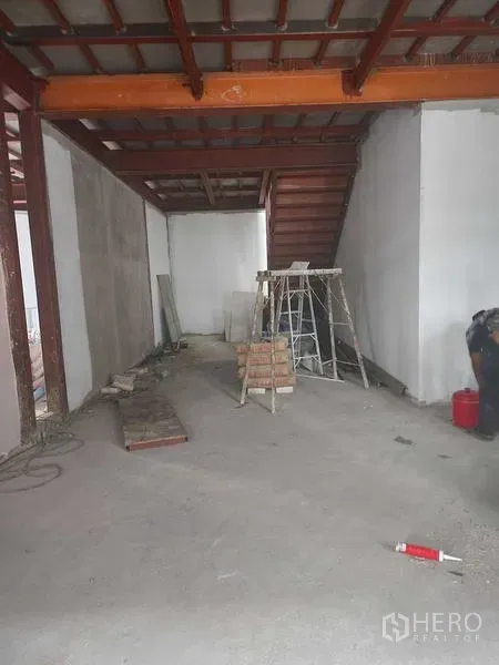 零售空间 出租在Khlong Toei, Bangkok - 底层商铺装修中，外露梁结构、楼梯通往二层，摆放施工材料。