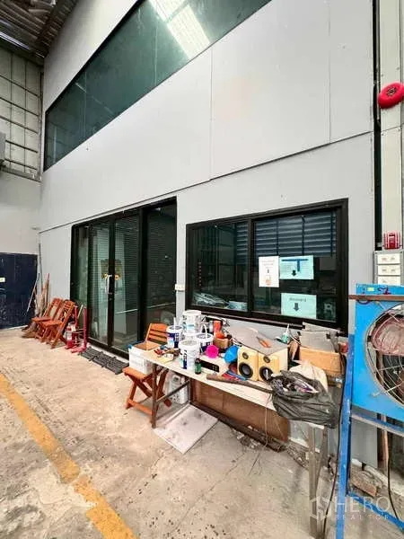 คลังสินค้า ให้เช่าในPrawet, Bangkok - ประตูทางเข้าออฟฟิศชั้นล่างภายในโกดังแบบบานเลื่อนกระจก