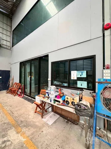 คลังสินค้า ให้เช่าในPrawet, Bangkok - ประตูทางเข้าออฟฟิศชั้นล่างภายในโกดังแบบบานเลื่อนกระจก