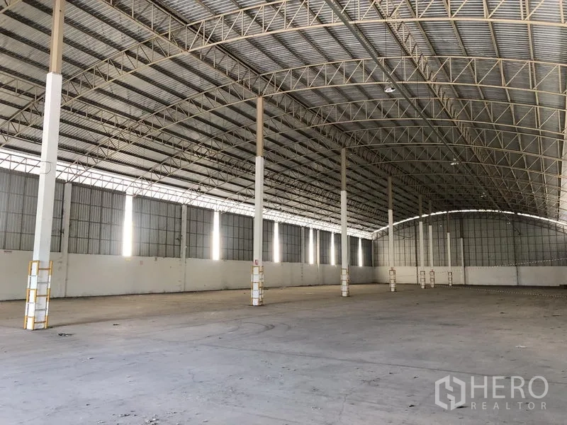 货栈 出租在Phan Thong, Chon Buri - 室内广角图，展示多跨结构、钢桁架与超大可用空间。