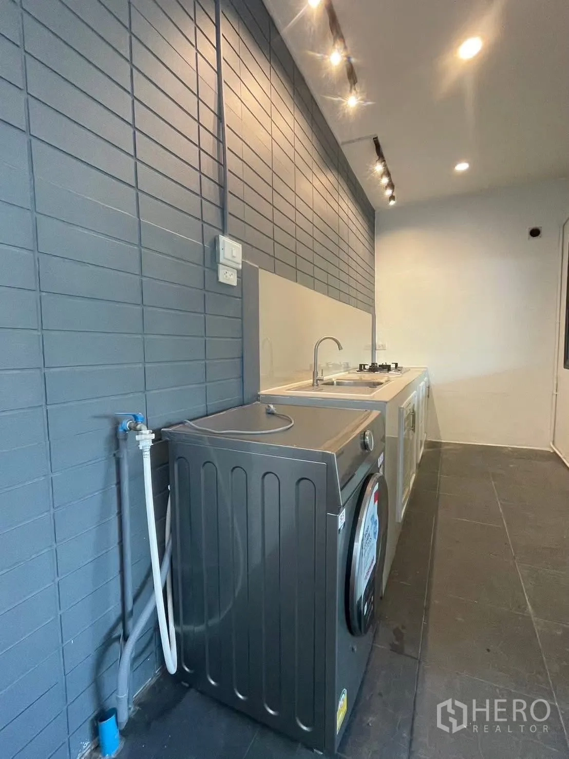 ทาวน์เฮาส์ ให้เช่าในSuan Luang, Bangkok - พื้นที่ครัวและซักล้าง มีเครื่องซักผ้าและเคาน์เตอร์ยาว