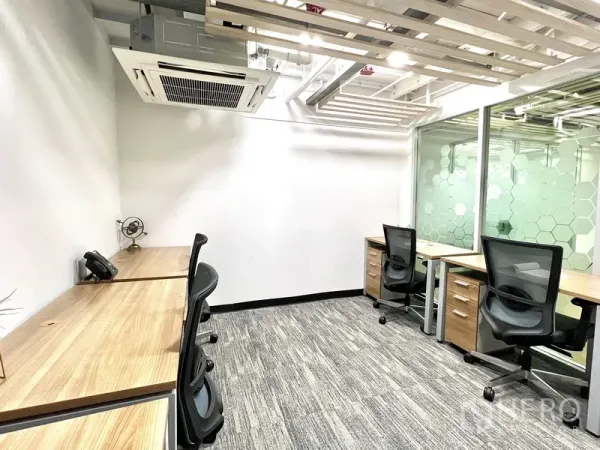 สำนักงาน ให้เช่าในKhlong Toei, Bangkok - ออฟฟิศส่วนตัว โต๊ะไม้ เก้าอี้ตาข่าย พรม และแอร์ฝ้า ใกล้ผนังกระจก